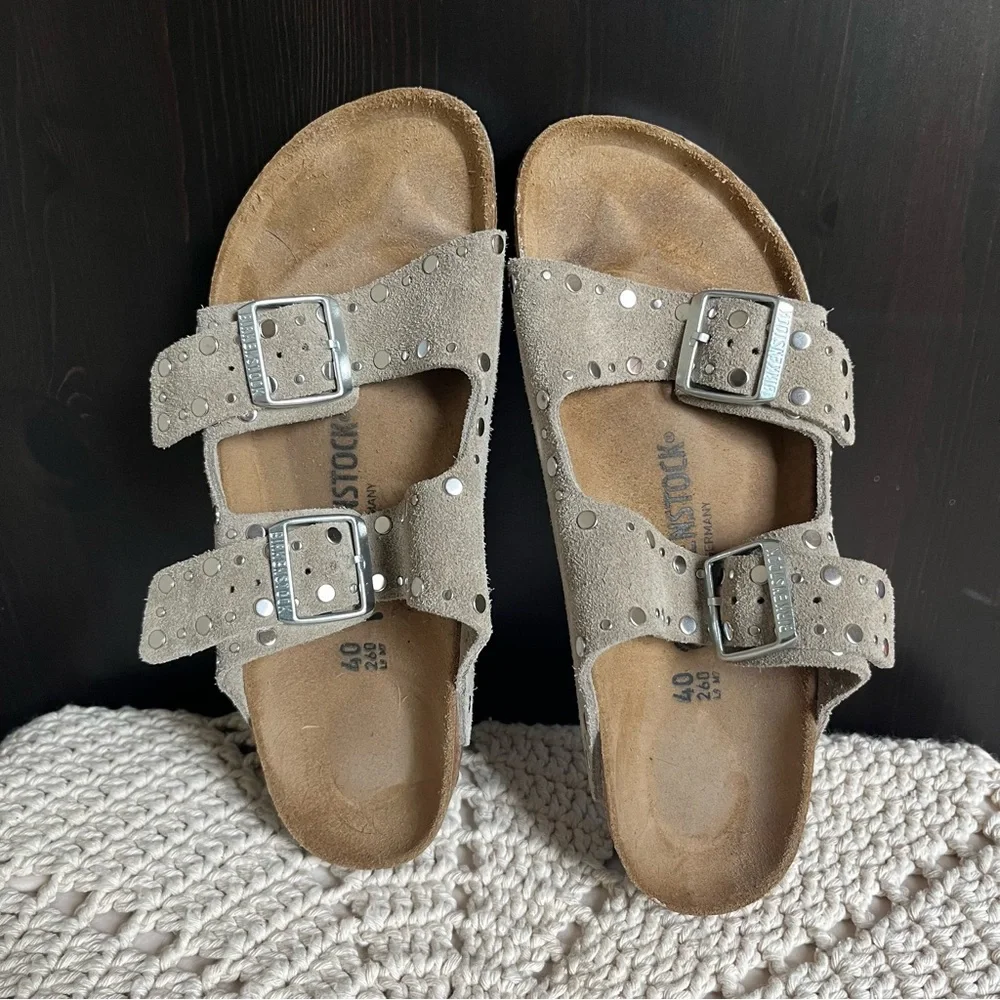 Like New Birkenstock Women’s Arizona Rivets Suede Sandal Taupe size EUR 40 US 9 - Picture 3 of 10